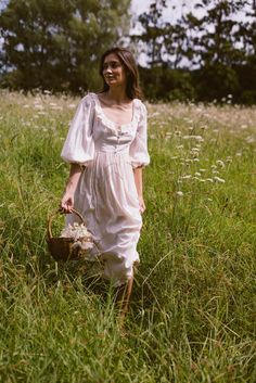 Cottage Core Photoshoot, Praire Dresses, Madewell Outfits, Head Turning Dress, Audrey Dress, Sewing Projects Clothes, Dress Aesthetic, Family Photoshoot, Cream Dress