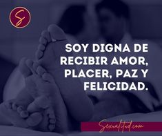 a couple laying in bed with the caption saying, soy digna de recibr amor placer, paz y felicad