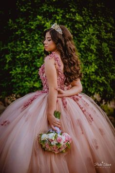 Quince Photoshoot Ideas With Family, Quinceanera Picture Ideas, Quince Pics, Quinceañera Photoshoot, Quince Photography