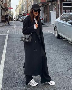 Black Coat Outfit Winter, Oversized Coat Outfit, Euro Winter, Black Coat Outfit, Winter Trip, Winter Inspiration, Long Black Coat