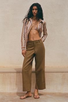 A mid-rise cotton canvas trouser in Umber. With a full-length straight leg cut, cropping just above the ankle, and a wide cuff detail at the hem, they are both functional and transeasonal. Pair with pieces in Terracotta Multi Stripe for a tonal look. Classic Cropped Bottoms For Fall, Cropped Cotton Bottoms With Pockets, Fitted Wide Leg Cotton Pants With Welt Pockets, Fitted Cotton Wide Leg Pants With Pockets, Fitted Cotton Wide Leg Pants With Welt Pockets, Classic Wide Leg Cargo Pants For Fall, Cropped Cotton Pants With Pockets, Cropped Wide Leg Cotton Pants With Five Pockets, Cropped Cotton Wide Leg Pants With Five Pockets