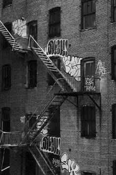 Wall Street Black And White Graffiti, Skateboard Aesthetic, Skateboard Photography, New York Graffiti, Hip Hop Art, Edgy Wallpaper, Streetwear Summer, Foto Art, Black And White Aesthetic