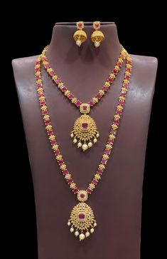 Wenn Sie passenden Schmuck (wie lange Haare, Armreifen, Tikka, Nasenstift) wünschen, lassen Sie es uns wissen. Südindische Braut Traditionelle mit Vergoldung Halsketten-Set kommt zusammen mit Ohrringen mit CZ Steinen, Rubin, und Perlenbehänge. Tempel Halsketten-Set. Die rubinsteine sind dazu da, um die schönheit der kette noch zu verstärken. Kommt mit goldenen Gliedern, die hinten sein, um die Höhe der Halskette oder langen Haar anzupassen. Perfekte Wahl für jeden indischen Anlass (Ehen, Verlobu Luxury 22k Gold Temple Necklace For Festivals, Festive 22k Gold Luxury Temple Necklace, Luxury Gold Plated Temple Necklace For Ceremonial Occasions, Luxury Temple Necklace For Formal Festive Occasions, Luxury Temple Necklace For Festive Occasion, Luxury Dual-tone Temple Necklace For Festivals, Luxury Yellow Gold Temple Necklace With Intricate Design, Luxury Bollywood Temple Necklace For Diwali, Luxury Gold Plated Bollywood Temple Necklace