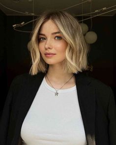 Long Bob Haircuts, Curly Hair Women, Short Bob Haircuts, Long Bob Hairstyles, Middle Part, Short Blonde Hair, Short Bob Hairstyles, Hairstyles Haircuts