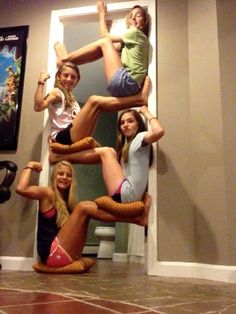 4 People Stunts, Partner Poses, 2 Person Stunts, Fun Sleepover Activities, Fun Sleepover Games, Teen Sleepover, Crazy Best Friends, Best Friend Activities, Best Friend Challenges