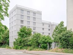 Student residence . Cergy graal . photos: © Giaime Meloni Originally built for the Crous in 1965, the Linandes Mauves residence consists of ten buildings arranged around a planted courtyard and connected to a lobby with spacious communal areas. The renovation of the previous phase was particularly complex due to the condition of the existing … Continue reading graal