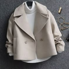 Per donna Cappotto Esterno Strada Giornaliero Autunno Inverno Corto Cappotto Standard Tenere al caldo Traspirante Giacca Manica lunga Tinta unica Nero Beige del 2023 a € 29.99 Short Winter Coats Women, Short Coats For Women, Womens Blazer Coat, Womens Fall Coats, Women's Coat Pattern, Winter Coat Short, Mode Mantel, Winter Shorts, Chique Outfits