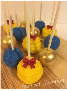 there are some cake pops with bows on them