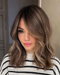 Lob Bayalage Brunette, Medium Short Balayage Hair, Side Part Balayage Brunettes, 2023 Lob Hair Trends, Dark Base With Caramel Highlights, Medium Length Hair Styles Balayage, Fall 23 Hair Color, Textured Lob Haircut Mid Length With Bangs, Balayage Hair For Short Hair