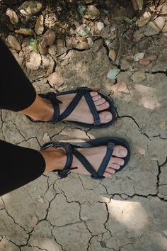 Minimalist Hiking Outfit, Cute Sport Sandals, Tevas Outfit Hiking, Womens Hiking Sandals, Best Hiking Sandals For Women, Barefoot Womens Shoes, Barefoot Shoes For Women, Sports Sandals Women, Chaco Sandals Outfit