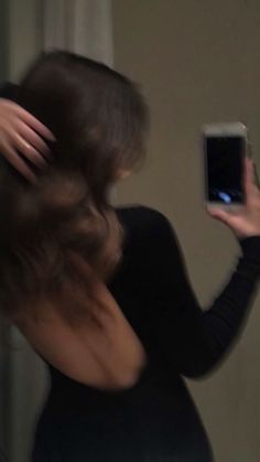 Backless dress blury picture ig stpry instagram story bad bitch  weave hair miror selfie miror phot Black Dress Pics Ideas, Ig Story Thirst Trap, Photo Asthetic For Instagram, Hot Photo Ideas For Instagram Story, Profile Picture Inspo Instagram, Dress Story Instagram, Aesthetic Photos For Instagram Profile, Fake Ig Profile Picture, Hot Ig Story Ideas