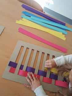 Preschool Art Table Ideas, Ribbon Weaving, Preschool Fine Motor, Fine Motor Skills Activities, Motor Skills Activities, Kraf Diy, Skills Activities, Toddler Learning Activities, Toddler Fun