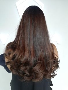 Long Graduated Haircut, Gradient Haircut, Graduated Haircut, Graduation Board, Blow Hair, Ladies Hair, Curls For Long Hair, Bouncy Hair, Hair Aesthetic