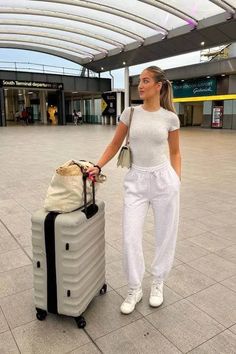 Upgrade your vacation style with 30+ chic airport outfit ideas perfect for summer travels. Stay comfy and fashionable on the go! Chic Airport Outfit