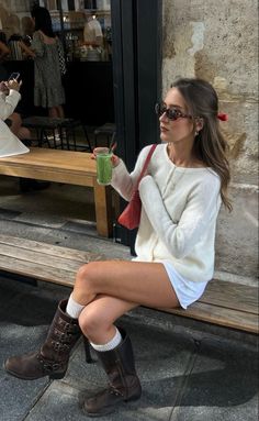 Painting Outfit Aesthetic, London Outfits Summer, Lana Summer, Biker Boots Outfit, Estilo Rachel Green, Summer Outerwear, New York Outfits, Estilo Indie, Skandinavian Fashion