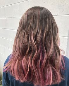 pink in brown hair 💕 Brown Hair Pink Tips, Pink Hair Tips, Brown Hair Ideas, Light Pink Hair