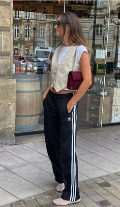 Adibreak Pants Outfit, Adidas Track Pants Outfit, Adidas Street Style, Adidas Pants Outfit, Sporty Chic Outfits, Adidas Outfits, Track Pants Outfit, Adidas Hose