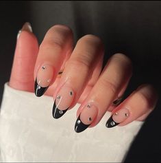 Quer desconto de até 34 reais na SHEIN? Clique no link da bio. Black Simple Nails Almond, Black And White Nails Classy, Black Almond Nails French Tip, Black Acrylic Nails Almond, Simple Nail Inspo Almond, Black And Sparkle Nails, Black And White Nail, Black Almond Nails, Classy Acrylic Nails