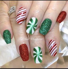 Christmas Nail Art Tutorial, Beautiful Fall Nails, Christmas Nail Designs Acrylic, Christmas Present Nails, Christmas Mani, Winter Nail Art Designs, Christmas Nails 2023, Red Nail Art Designs, Xmas Nail Art