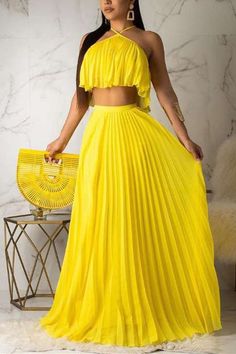 Girls In Suspenders, Suspenders For Women, Sleeveless Skirt, Yellow Skirt, Pleated Top, Looks Chic, Sleeveless Crop Top, Yellow Fashion, Mellow Yellow