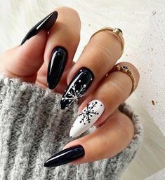 Black And White Winter Nails, Nail Art Noel, Nagellack Trends, Christmas Gel Nails, Snowflake Nails, Xmas Nails