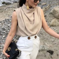 Showcase your inner sophistication and grace with the one of a kind Vintage High Neck Sleeveless Blouse that is perfect for all-season fashion. Nostalgic Fashion, Sleeveless Tops, Loose Blouse, Vintage Elegant, Vintage Women, Mode Inspiration, Blouse Vintage, Casual Blouse, Sleeveless Blouse