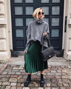 Five Ways With The Pleated Skirt – Grace Melbourne How To Wear A Pleated Skirt, Green Skirt Outfits, Midi Outfits, Green Pleated Skirt, Accordion Skirt, Rok Outfit, Pleated Skirt Outfit, Long Skirt Fashion, Cool Girl Style