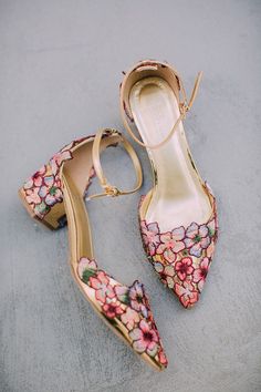 Floral shoes Sepatu Pump, Cottagecore Witch, Book Themed Wedding, Mood Bored, Elegant Wedding Shoes, Hak Tinggi, Ladies Shoe, Clothing Business, Shoe Ideas