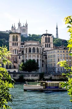 a boat is on the water in front of some buildings