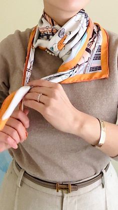 Hermes Scarf Tying, Scarf Tying Tutorial, Scarf Fashion Outfit, Italian Women Style, Sewing Scarves, Scarf Wearing, Fancy Scarf, Wearing A Scarf, Scarf Wearing Styles