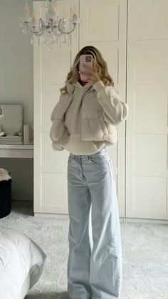 Pretty Jeans Outfit, Outfit Goals Aesthetic, Outfits With Jumpers, Mid Winter Outfits, La Inspired Outfits, Winter Fits Inspo Aesthetic, Cold Jeans Outfit, Cold Amusement Park Outfit, Aesthetic Winter Outfits School