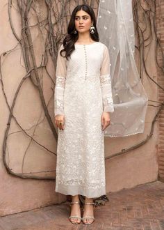 White Suit Ideas, Off White Suit, Stylish Kurtis Design, Suit Ideas, Designer Kurti Patterns, Pakistani Dresses Casual, White Suit, Casual Party Dresses