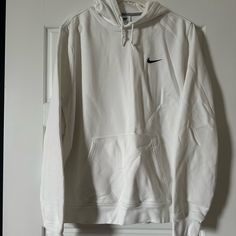 Never Worn, Smoke & Pet Free Home White Nike Sweatshirt, Nike Hoodie Men, White Nike Hoodie, Nike Women Sweatshirt, Nike Sportswear Club Fleece, Nike Fleece, Hoodie Xxl, Summer 22, Nike Sweatshirts