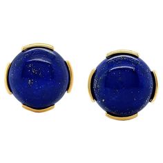 The profuse blue violet of lapis lazuli is presented in round cabochons. 18k yellow gold sets the gem with four round edges visible, which bring out the golden flecks that glitter within the lapis lazuli. The total weight of the gem is 21.28 carats. Clip-backs attach the ears to the earrings, which measure 0.66 inches (width) by 0.66 inches (length) by 0.25 inches (depth). David Webb, Harry Winston, Bleu Violet, Gold Clips, Blue Violet, Yellow Gold Setting, Gold Set, Lapis Lazuli, Clip On Earrings