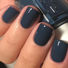 Essie On Your Mistletoes -winter 2017 Ongles Design, Cute Nail Polish, Short Gel Nails, Ideas Nails, Nails Design, Blue Nails