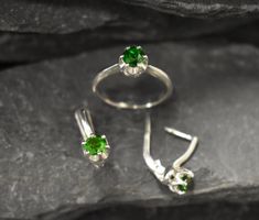 Chrome Diopside Ring set with a Natural Chrome Diopside in a vibrant Green color, sourced from Russia, at 5mm, 0.6 Carat. Band width 2.3mm. Promise Ring design made of Solid 925 Sterling Silver ☞ made to last. Matching Earrings: www.etsy.com/listing/736937986 Matching Pendant - please ask me More Gemstones Available: Tourmaline: www.etsy.com/listing/750802789 Pink Tourmaline: www.etsy.com/listing/750800351 Green Tourmaline: www.etsy.com/listing/736933360 Amethyst: www.etsy.com/listing/736931480 Pisces Birthstone, Chrome Diopside Ring, Green Diamond Rings, Solitaire Ring Set, Ring Matching, Matching Ring, Real Jewelry, Green Diamond, Matching Rings