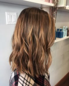 Lob with honey brown hair highlights @caitlinforhair Honey Brown Hair Color, Honey Hair Color, Honey Brown Hair, Beautiful Hair Color, Caramel Highlights, Honey Hair, Light Hair Color, Trendy Hair Color