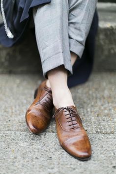 . Brown Brogues, Mode Shoes, Brown Shoes, Mode Inspo, On The Ground, Brown Shoe, Womens Oxfords, Moda Fashion