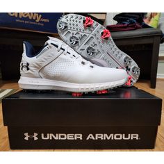 a pair of under armour shoes sitting on top of a box