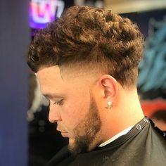 Hairstyles For Curly Wavy Hair, Taper Fade Long Hair, Curly Hair Taper, Hombre Aesthetic, Men Short Hair Fade, Boys Haircuts Curly Hair, Wavy Haircut, Fade Haircut Designs