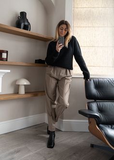 Square Boots Outfit, Black Jumper Outfit, Black Square Toe Boots, Collar Outfits, Minimalist Fashion Summer, Black Trousers Casual, Fall Winter Trends, Jumper Outfit