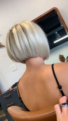 Κούρεμα Bob, Icy Blonde Hair, Short Silver Hair, Bob Hairstyles With Bangs, Hairstyles Natural