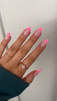 Nail Art Simple Summer, Short Summer Acrylic Nails Almond Pink, Short Almond Nails Boho, Nail Inspo Summer French Tip, Rounded Summer Nails, Classic Nails Elegant Summer, Cute Summer Nail Inspo Almond, Basic Nail Inspo Summer, French Tip Different Colors