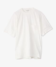 This white technical T-shirt by and wander bears reflective details on the front pocket, to ensure you hike safely and securely. Functional White Crew Neck T-shirt, Functional White Tops For Everyday, Functional White T-shirt For Summer, White Crew Neck Top With Side Pockets, White Technical Short Sleeve Tops, Technical White Short Sleeve Tops, White T-shirt With Side Pockets For Everyday, Everyday White T-shirt With Side Pockets, Functional White T-shirt For Outdoor