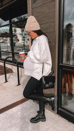 Discover stylish, affordable, and comfortable maternity fashion ideas for every season and trimester. Fall Maternity Outfits Casual, Fall And Winter Maternity Outfits, Pregnancy Winter Outfits, Pregnancy Outfits Casual, Maternity Capsule Wardrobe, Pregnancy Fashion Winter, Fall Maternity Outfits, Casual Maternity Outfits, Winter Maternity Outfits