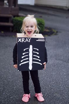 Cardboard Box Costume, Ray Costume, Costumes Faciles, Halloween Costumes You Can Make, Box Costumes, Doctor Costume, Homemade Halloween Costumes, Diy Kostüm, Diy Halloween Costumes Easy