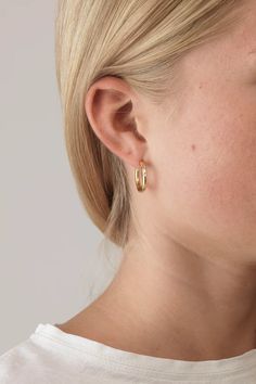 We never thought this sentence would be said in the playful, fun and colourful ANNI LU universe, but sometimes less is more. The elegant Brigitte hoops with a small pearl and a bright crystal are perfect to give you an instant elegant look. Crafted in brass with 18-karat gold plating + e coating Detailed in Cubic zirconia & Pearl cabochon Hoops measure 20 mm Sold in pairs Bright Crystal, Pebble Necklace, Hoops Gold, Tony Bianco, Frankies Bikinis, Rose Necklace, Ball Necklace, Bec & Bridge, Faithfull The Brand