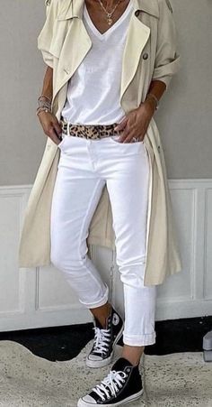 Adrette Outfits, Fashion Fails, White Jeans Outfit, Traje Casual, Mode Casual, Classy Women, Looks Style, White Pants, Trench Coats