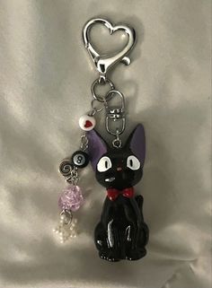 قلادات متدلية, Kiki's Delivery Service, Keychain Cute, Unique Accessories, Cute Keychain, Cute Little Things, Cute Charms, Car Keys, Jewelry Inspo