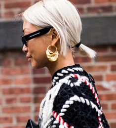 Street style bijoux à la sortie des défilés automne-hiver 2018-2019 de New York Lulu Hairstyles, Asian Blonde, Street Style Jewelry, Anissa Kermiche, Blonde Short, Jewelry Looks, Bob Haircut For Fine Hair